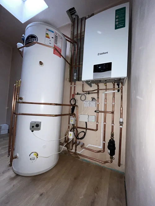 Vaillant system boiler with unvented hot water cylinder and tidy copper manifold
